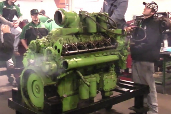 Ezek a hatalmas dízelek tartják mozgásban Amerikát, a hangjuk dübörgő őserő