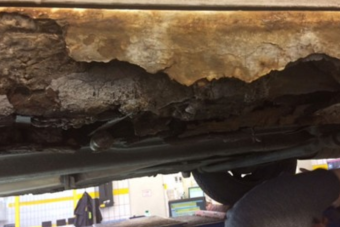 Karosszériajavítás kínai tésztával és pillanatragasztóval