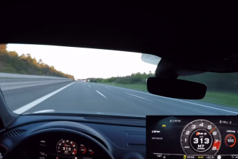 Kicsi az Audi, de erős, 300 felett zúz az autópályán