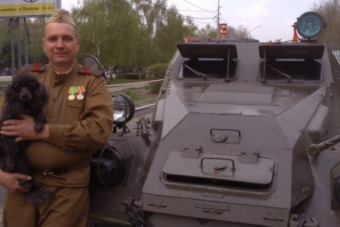 Veterán páncélossal jár munkába egy orosz férfi