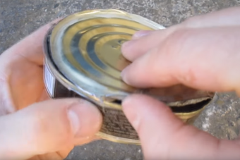 Így tudsz kinyitni egy konzervet puszta kézzel