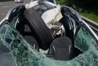 Kamion elszabadult kereke szaggatta szét a kocsit, de mégis áldottnak érezheti magát a sofőr