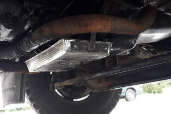 Sütőtálcát csavaroztak a furgon alá, abba csöpögött a váltóolaj