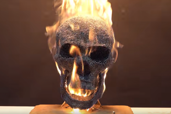 Ez történik, ha meggyújtunk 90 ezer gyufaszálat