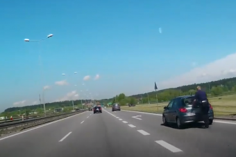 Mennyire okos ötlet autót tolni egy autópálya lehajtó sávjában?