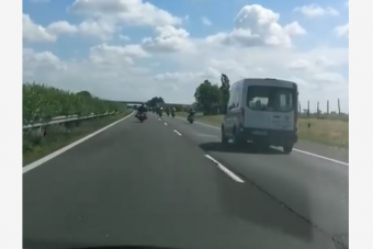 Motorosok tartották fel az M3-as forgalmát