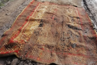 Szőnyegekkel újítottak fel egy gazdátlan utat Oroszországban