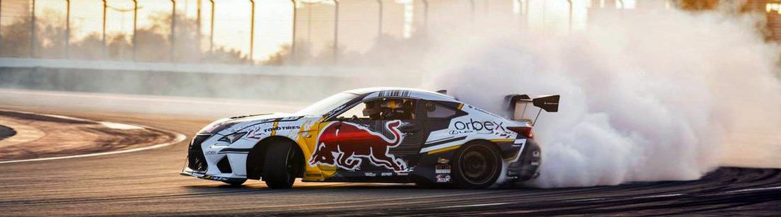 Íme, egy 850 lóerős luxus-driftautó