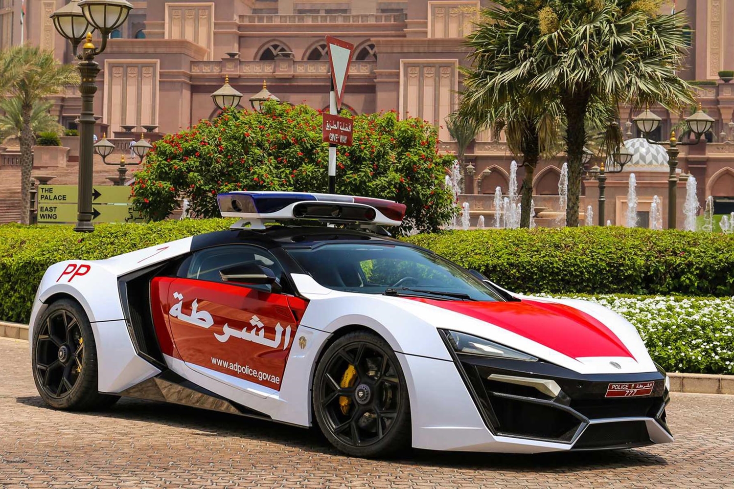 Újabb durva szupersportkocsival erősít az abu-dzabi rendőrség 6