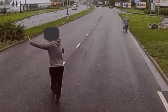 Egy idős hölgy bóklászott az M5-ös bevezetőn