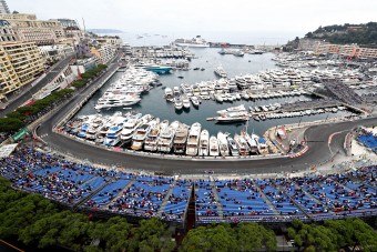 F1: Példátlan jelenet Monacóban, fekete zászló az edzésen