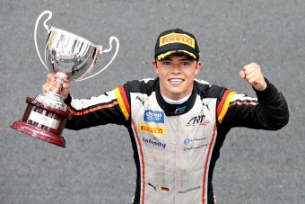 F1: Új pilótát igazolt a Mercedes