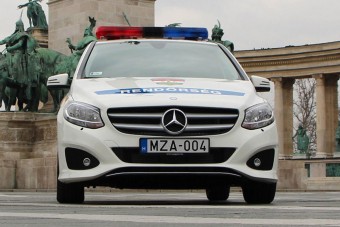 Tömegével vásárolja az új Mercedeseket és Audikat a rendőrség