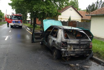 Brutális lángokkal égett egy autó Békéscsabán, videó is van róla