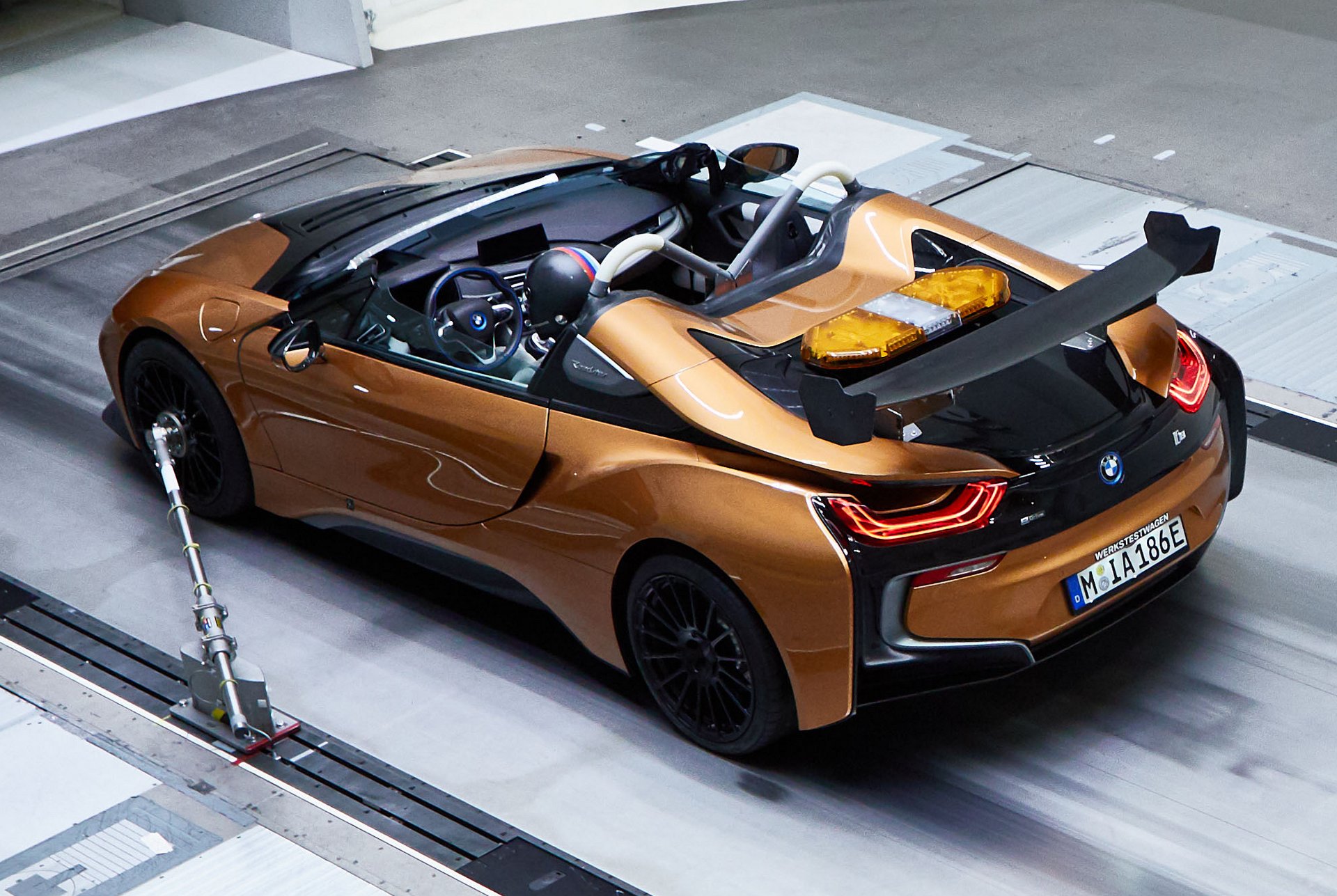 Roadsterből épített biztonsági autót a BMW 4