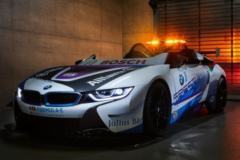 Roadsterből épített biztonsági autót a BMW