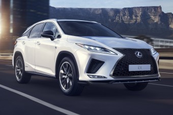 Tükrök forognak az új Lexus lámpájában