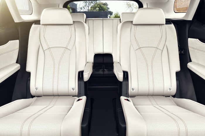 Tükrök forognak az új Lexus lámpájában 7