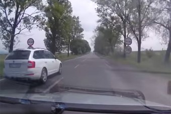 Rendőrautót előzött a magyar skodás, vasszigorral csaptak le rá a zsaruk