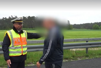 Durván kiosztotta a német rendőr a halálos balesetet fotózó magyar sofőrt