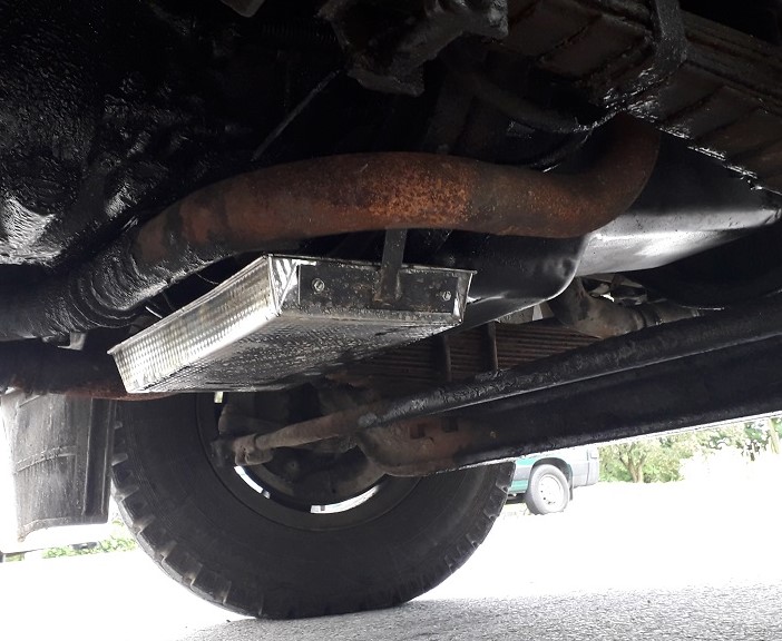 Sütőtálcát csavaroztak a furgon alá, abba csöpögött a váltóolaj 1 | Vezess Sütőtálcát csavaroztak a furgon alá, abba csöpögött a váltóolaj 1