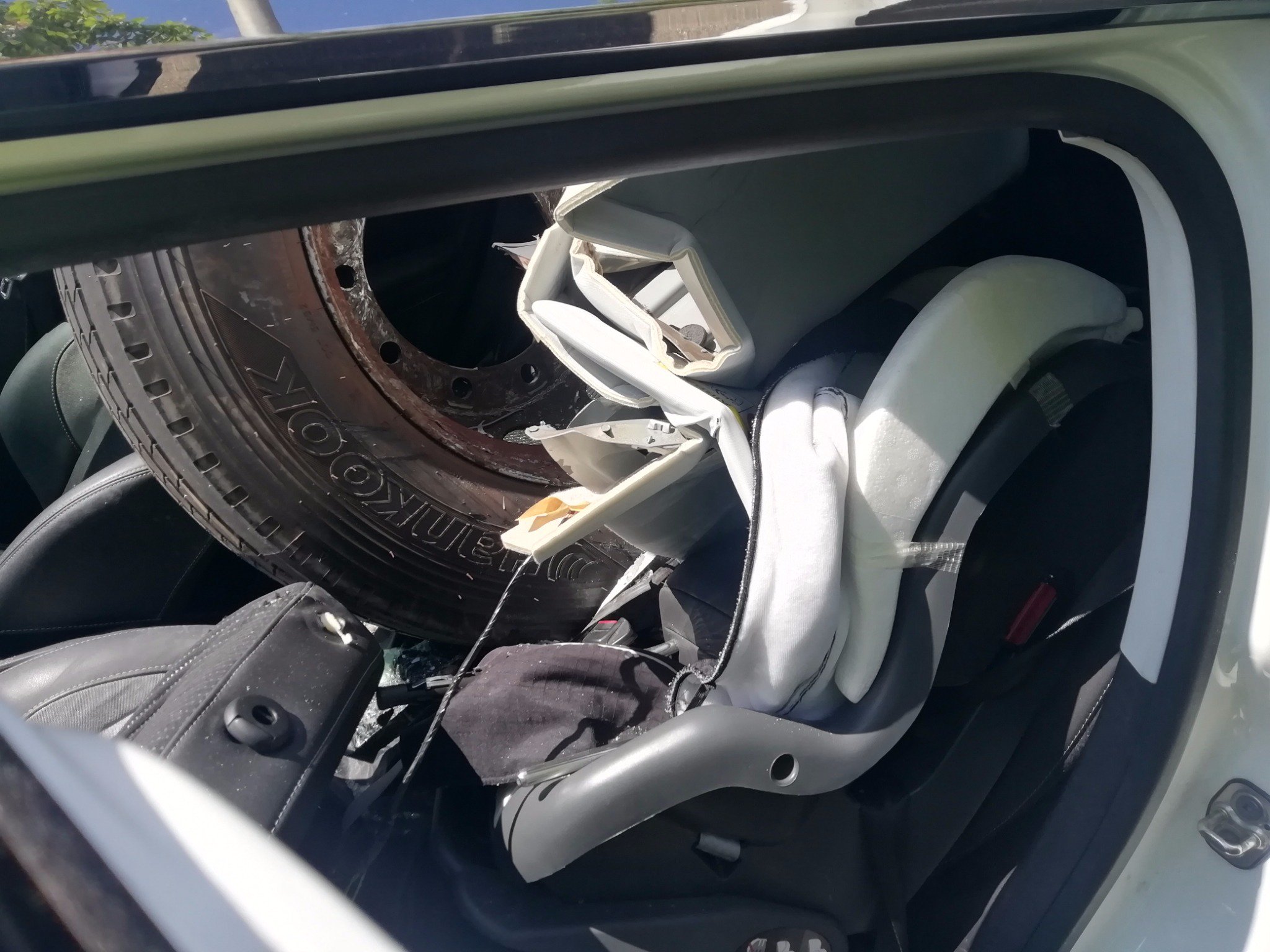 Kamion elszabadult kereke szaggatta szét a kocsit, de mégis áldottnak érezheti magát a sofőr 2