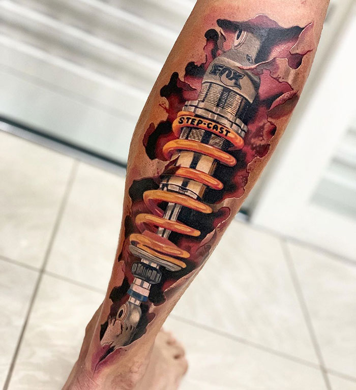 Önálló életre kelt a férfi tetoválása – videó 3 | Vezess Önálló életre kelt a férfi tetoválása – videó 3