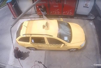 Bicskanyitogató felvételen, ahogy autómosás közben kirabolnak egy budapesti taxist