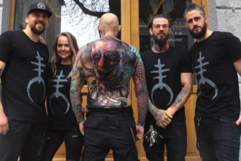 Önálló életre kelt a férfi tetoválása - videó