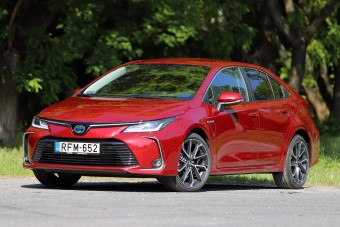 Tényleg csak nagypapáknak? Toyota Corolla 1,8 hibrid