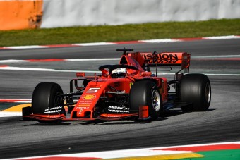 F1: Vettel a Pirellinek dolgozik