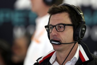 F1: A Mercedes kiakadt az új szabályon