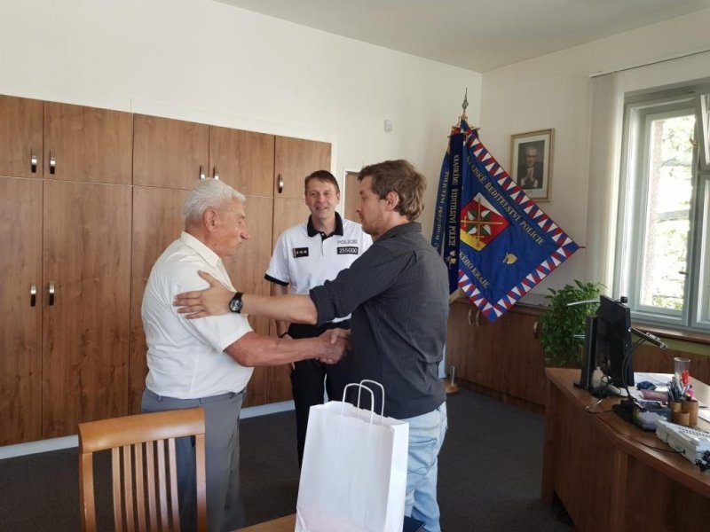 Félelmetes baleset történt a 85 éves motorossal egy vasúti átjáróban 1