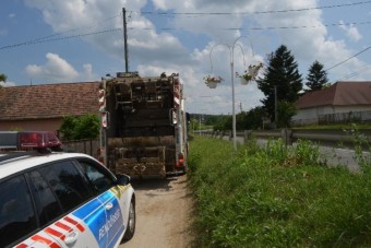 Nem vitték el a kukáját, markolóval támadt a kukásautóra Tolnában