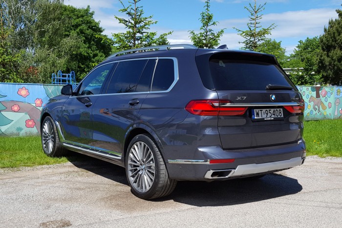 Nem ez a BMW lesz a Parlamentnél tüntető diákok szíve csücske 1 Nem ez a BMW lesz a Parlamentnél tüntető diákok szíve csücske 1