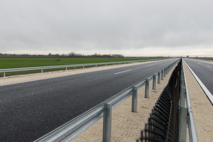 Különleges új gyorsforgalmi út épül itthon