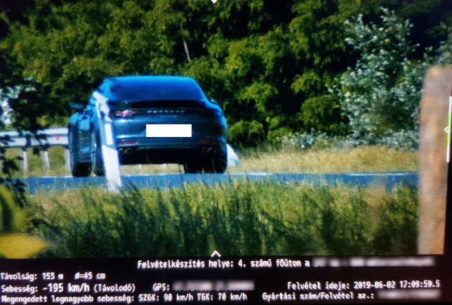 Durva gyorshajtást fotóztak a 4-es főúton, öreg Volvo és egy Porsche őrült meg 1