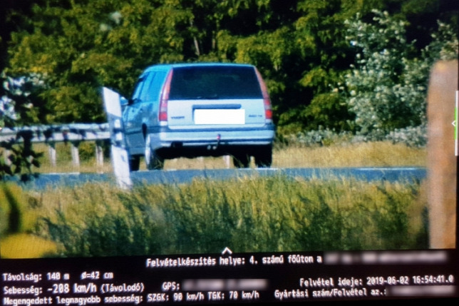 Durva gyorshajtást fotóztak a 4-es főúton, öreg Volvo és egy Porsche őrült meg 2