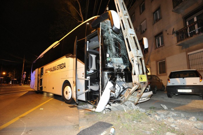 Gyerekekkel teli busz hajtott pirosnál a sínekre, elítélték a sofőrt 3 Gyerekekkel teli busz hajtott pirosnál a sínekre, elítélték a sofőrt 3