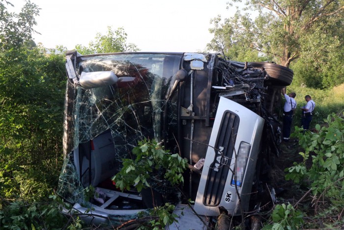 Gyerekekkel teli busz hajtott pirosnál a sínekre, elítélték a sofőrt 1 Gyerekekkel teli busz hajtott pirosnál a sínekre, elítélték a sofőrt 1