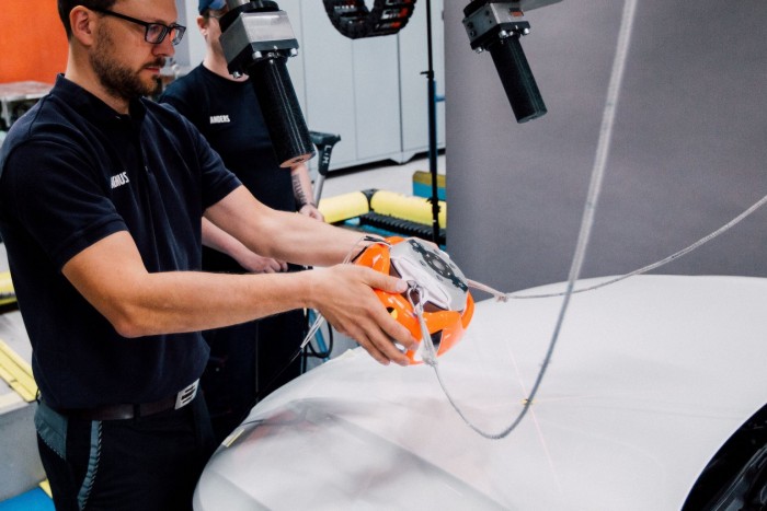 A kerékpáros sisakok hatékonyságát kutatja a Volvo