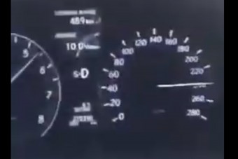 Telefonnal vette, ahogy 260 km/órával hasít közúton, aztán csatt