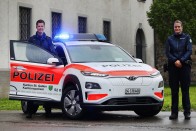 Elektromos rendőrautókat használnak Svájcban 12