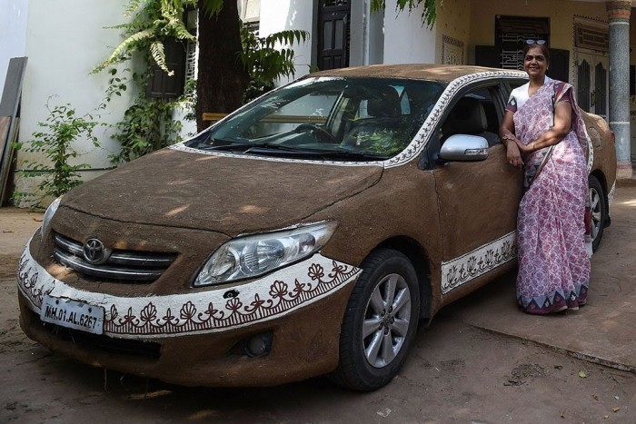 Trágyába mártva hűtötte le autóját