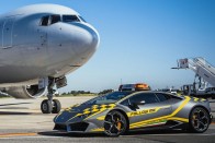 Lamborghini Huracán után mennek a repülők a bolognai reptéren 1