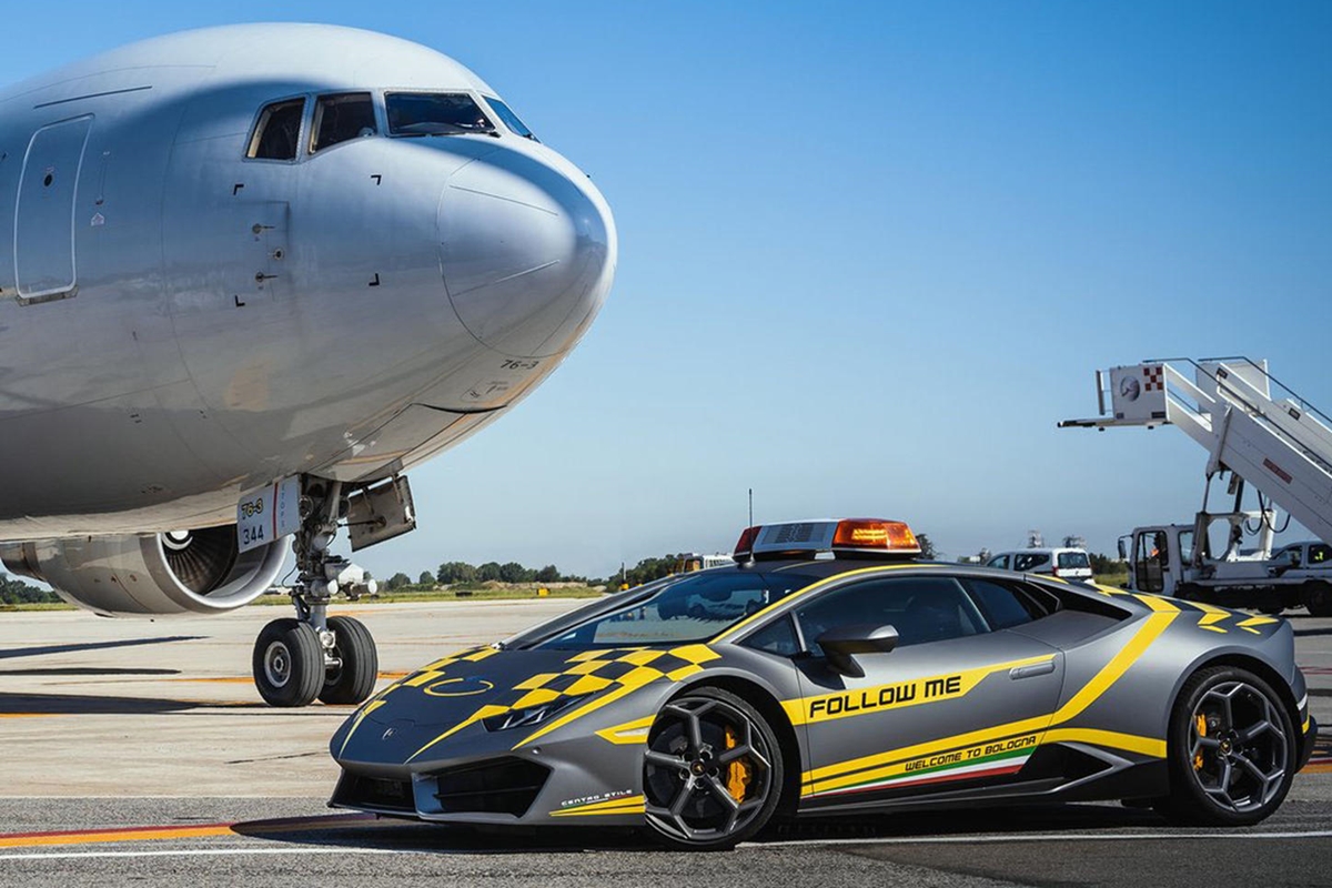 Lamborghini dolgozik egy olasz reptéren 5