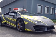 Lamborghini dolgozik egy olasz reptéren 7