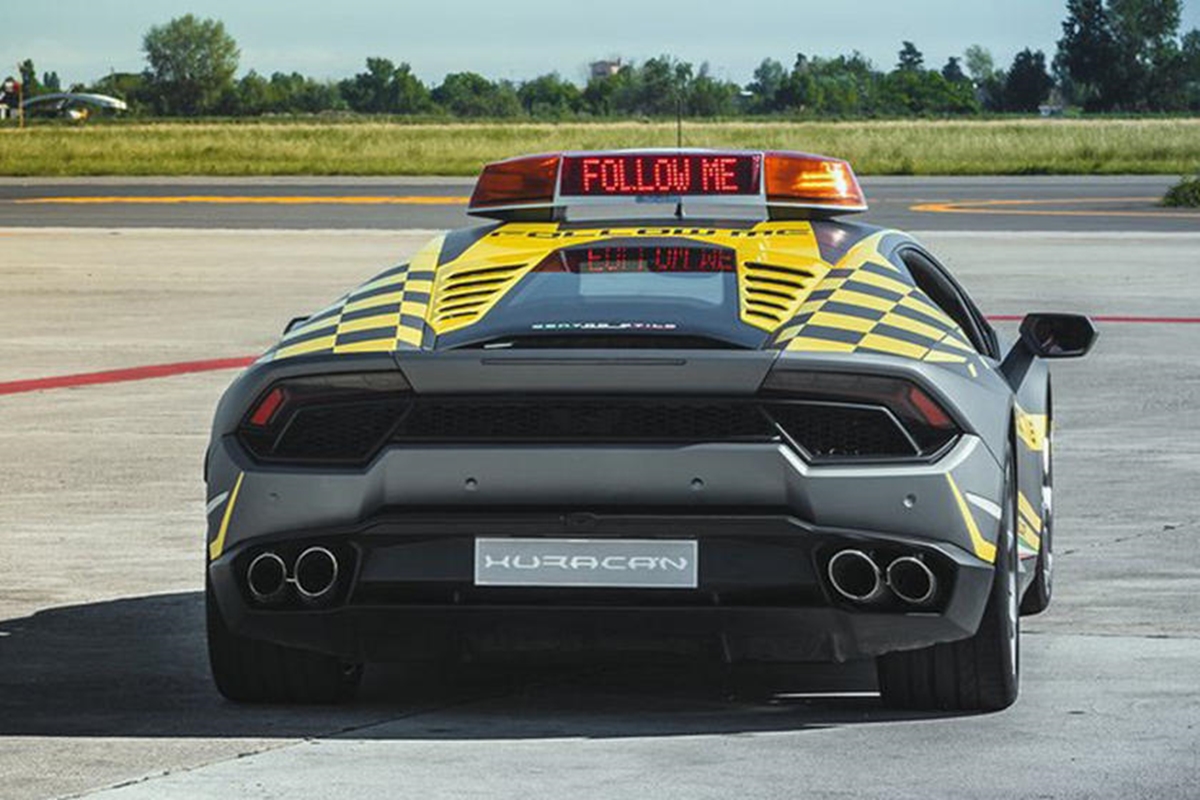 Lamborghini dolgozik egy olasz reptéren 3