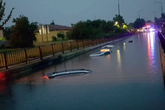 Ez nagyon durva: tetőig merültek az autók a szolnoki aluljáróban