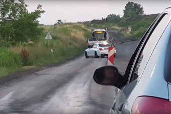 Kabaréba illő jelenet 67-es úton BMW-vel, busszal és egy pickuppal